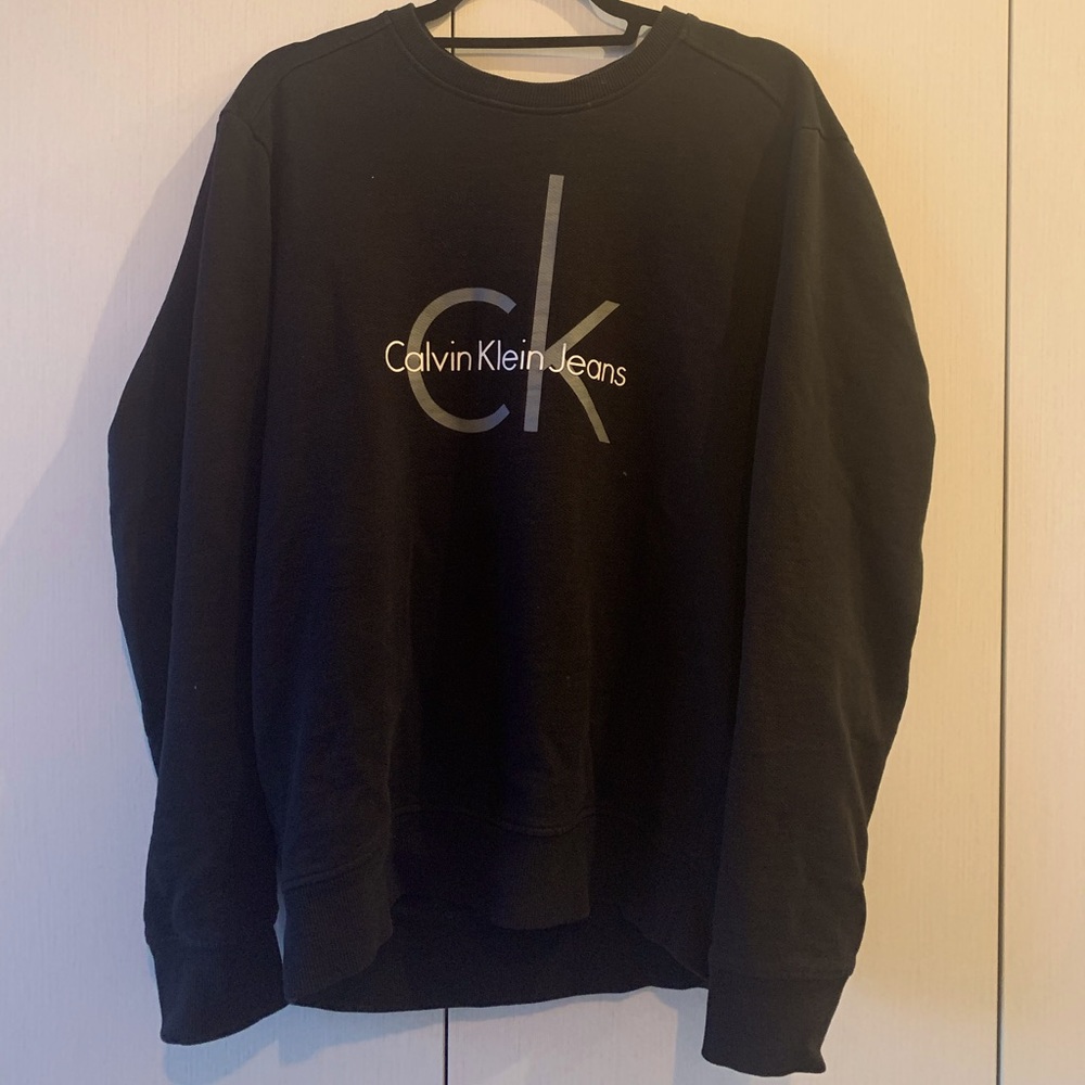 Gently worn Calvin Klein Unisex Sweatshirt. Size Medium. DM for more info:)